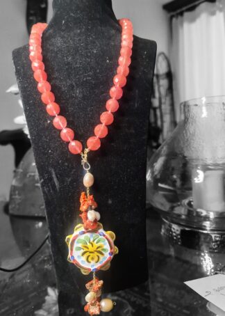 Collier en verre rose avec pendentif corail, perles de culture et verre teinté à la main