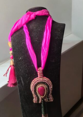 Collier-cravate en soie rose
