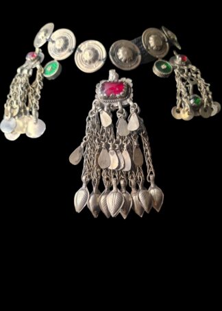 Pièces anciennes assemblées en collier