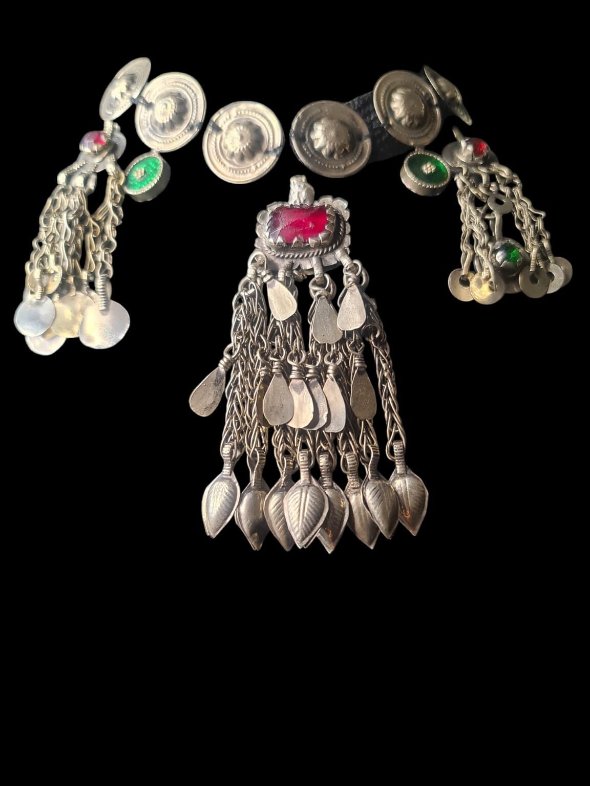 Pièces anciennes assemblées en collier
