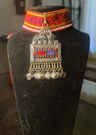Pendentif nomade et tour de cou brodé.