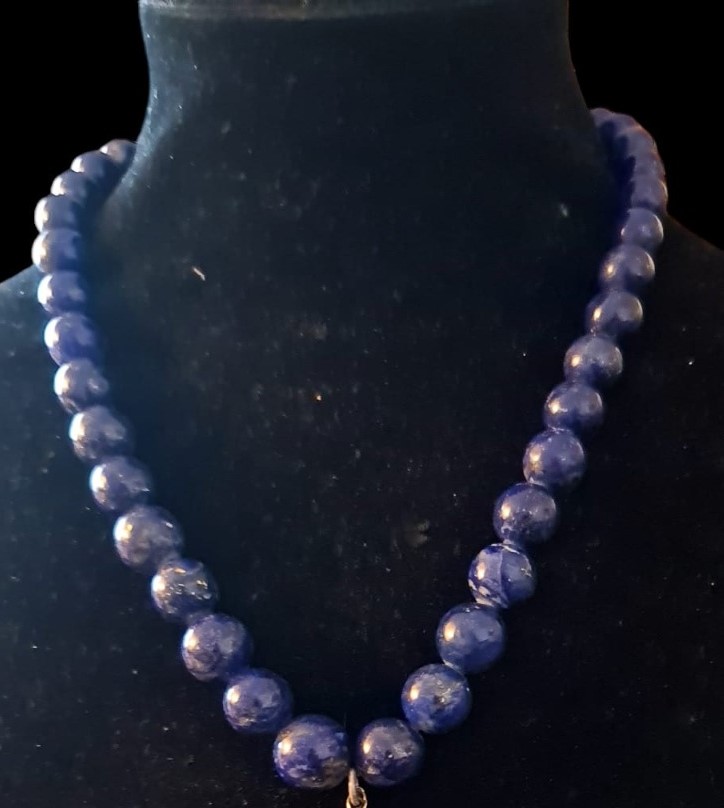 Collier en lapis lazulli et pièce ancienne – Image 2