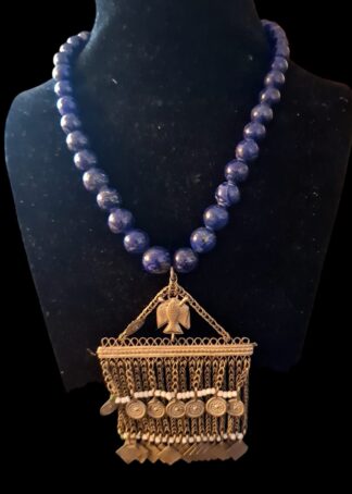 Collier en lapis lazulli et pièce ancienne