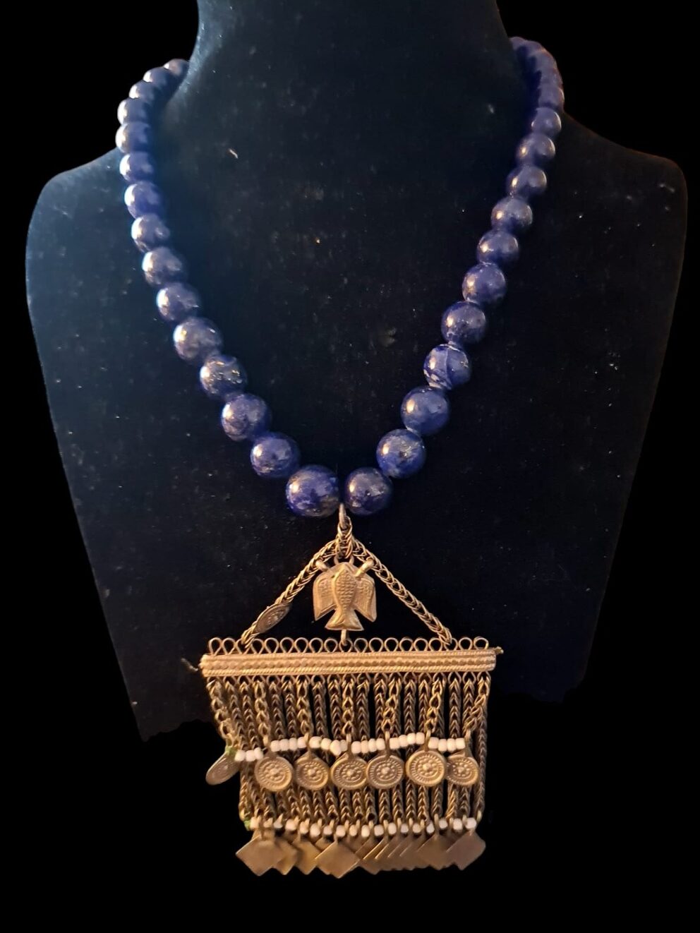 Collier en lapis lazulli et pièce ancienne
